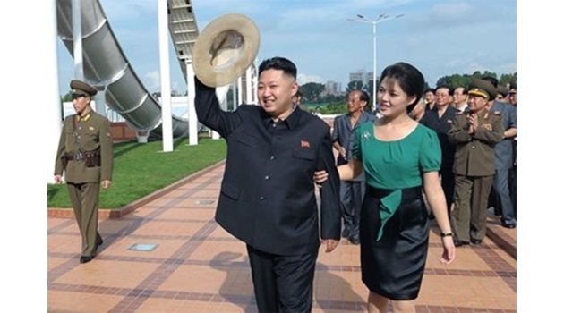 Ким Чен Ун и съпругата му Ри Сол Джу СНИМКА: Ройтерс