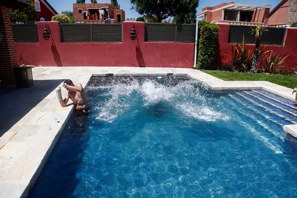 В Испания са хит частните басейни заради препълнените обществени в горещините.