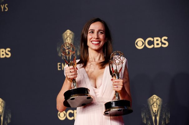 Лусия Аниело позира с наградите си за изключителна режисура за комедиен сериал и изключителна писателска работа за комедиен сериал, за „Хакове“