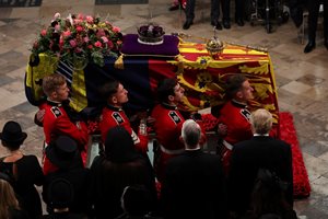 Опелото на Елизабет II приключи, по-късно тя ще бъде погребана до съпруга си (Видео)
