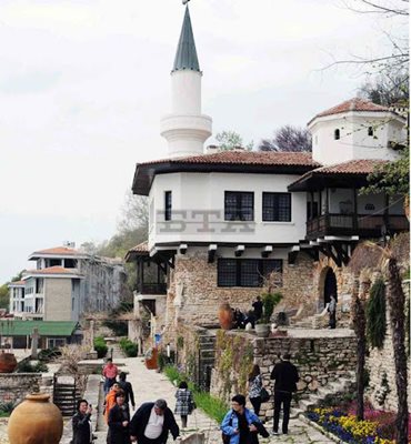 Богата културна програма радва туристите в Двореца в Балчик.