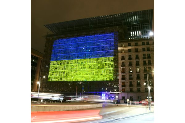 Сгради на европейски институции също бяха осветени в синьо и жълто - цветовете на украинското знаме СНИМКА: ЕС