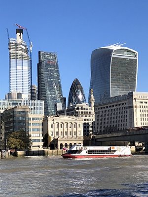 Сградата "Уоки Токи" (вдясно) в Лондон 
Снимка Pixabay