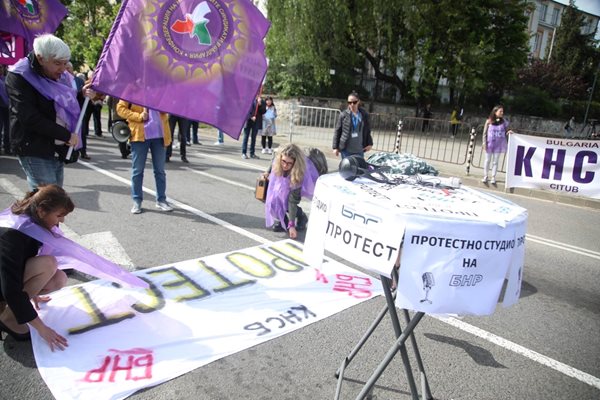 Протестът на журналистите и служителите тръгна от сградата на БНР на бул. "Драган Цанков".