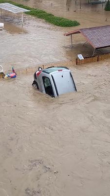 Автомобили плуват след потопа