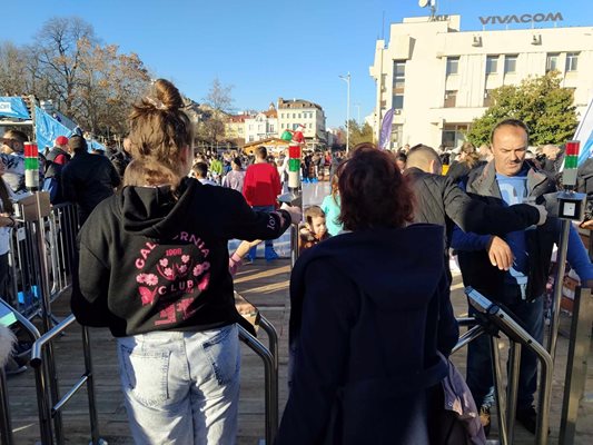 Посетители чекират билетите си, за да влязат на пързалката.