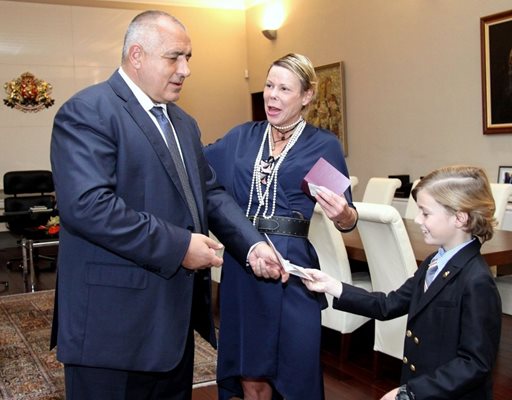 Премиерът връчи български паспорти на Симеончо и майка му Калина.