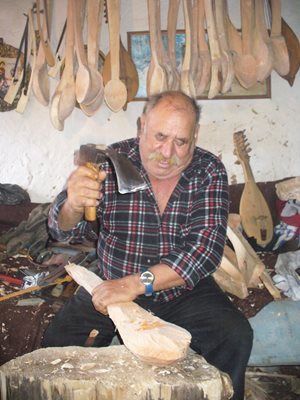 Ради Иванов не е забравил своя Гошо, но днес си вади хляба, като майстори гъдулки и дървени лъжици.
