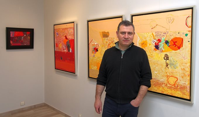 Димитър Петров пред част от картините си малко преди да открия изложбата.