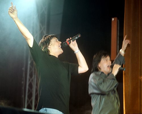 Легендарните певци заедно на сцена през 2002 г.
