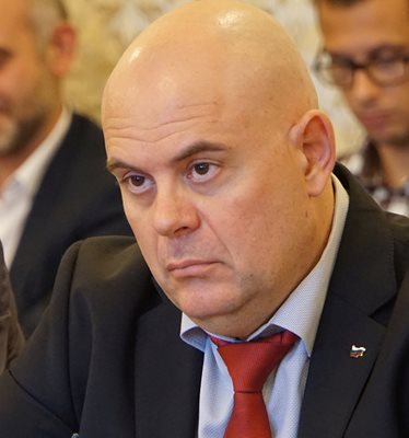 Главният прокурор Иван Гешев е дарил 10 хил. лв. свои лични средства за “Пирогов”.