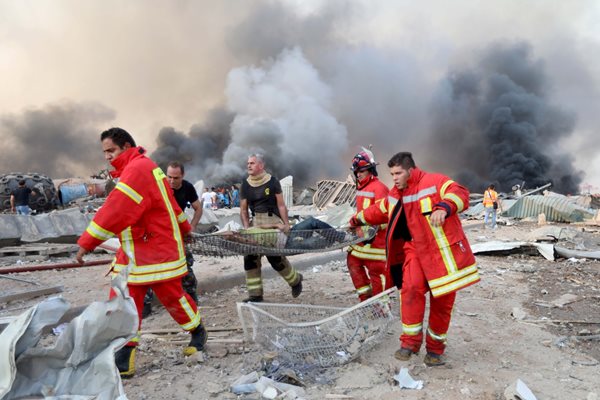 Спасителни екипи изнасят ранени на носилки, направени от огради и отломки. Ливанският червен кръст обяви спешна кръводарителска акция.
