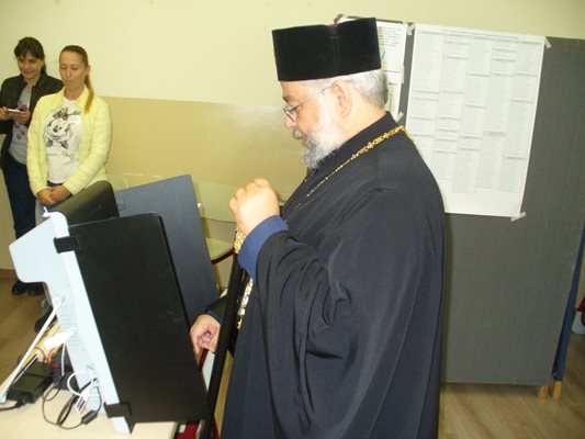 Старозагорският митрополит Киприан гласува днес малко след 11 часа.
Снимка: Ваньо Стоилов