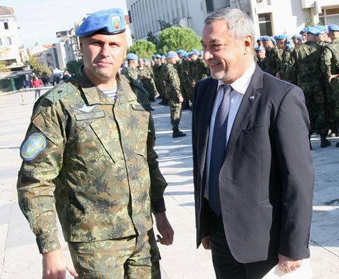 Вицепремиерът бе посрещнат в Пловдив от бригаден генерал Явор Матеев, командир на "Специалните сили"