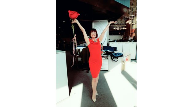 Мариана Векилска снима стилна фотосесия в студиото си - с червена роза и червена рокля.