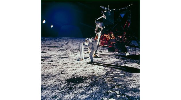 Армстронг трудно открива тази равнина, за да приземи лунния модул.