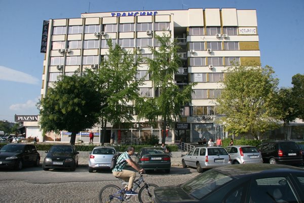 За трима служители на автомобилната администрация в Пловдив ще се иска постоянен арест