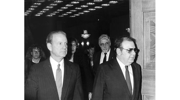 Държавният секретар на САЩ Бейкър и Петър Младенов. Зад тях е Сол Полански