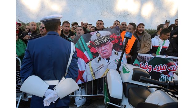 В Алжир погребаха генерал Ахмед Гаид Салах с почести като държавен глава СНИМКА: РОЙТЕРС