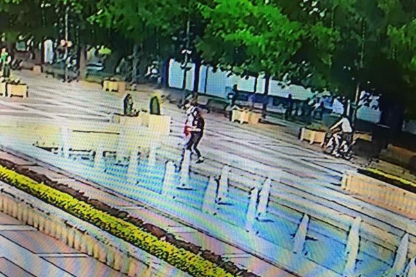 Общински камери заснеха младежи, изсипали пенливата течност в градските фонтани на Благоевград.