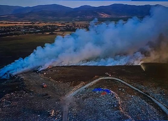 Заради пожара на сметището в Цалапица Пловдив е обгазен.