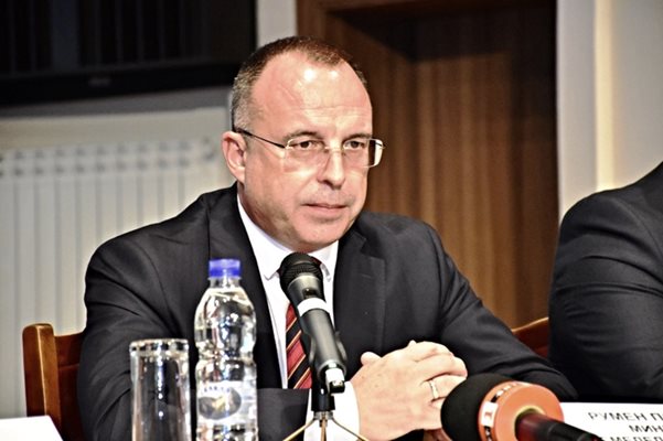 Министър Румен Порожанов.