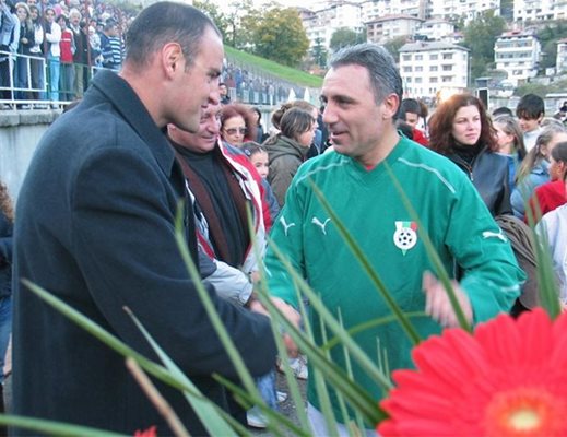 Петър Стойчев и Христо Стоичков по време на церемонията за удостояването им за почетни граждани на Смолян през 2005 г.