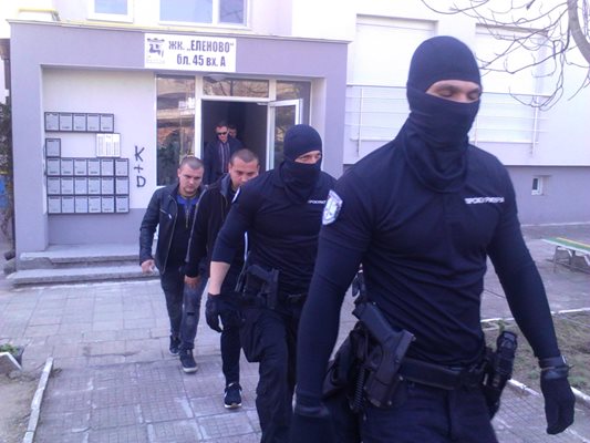 Маскирани полицаи обискираха жилища в кв. Еленово.