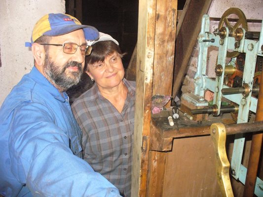 С общи усилия семейството на д-р Мая Бориславова и инж. Стоян Иванов от Видин ремонтираха за седмица часовника от кулата на читалището в село Долво Сахране, община Павел баня.