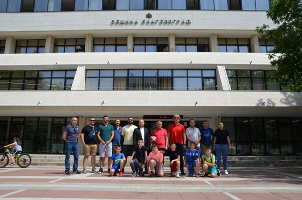 Баскетболисти и треньори се срещнаха с кмета Илко Стоянов, за да обсъдят възраждането на този спорт в Благоевград.