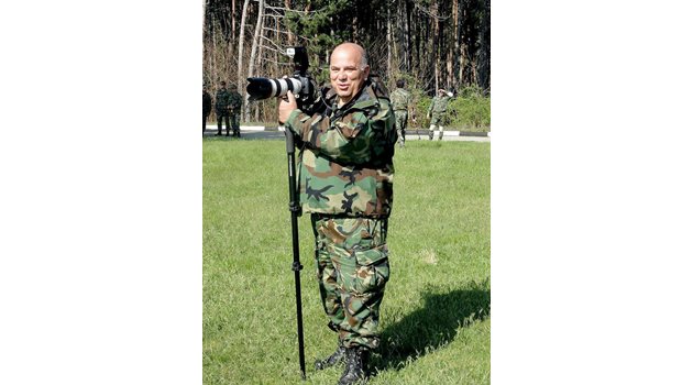 Докато бил под униформа в армията, Мариян Колев от Казанлък не се разделял с фотоапарата си.
Снимка: Личен архив