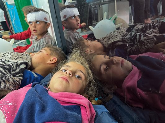 Палестински деца, ранени при израелски удар, почиват в болница на фона на продължаващия конфликт между Израел и палестинската ислямистка групировка Хамас в Рафах, южната част на Ивицата Газа, 12 февруари 2024 г. Снимка: Ройтерс