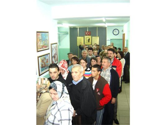 Български изселници в Турция чакат на опашка, за да гласуват на парламентарните избори на 5 юли м.г. 
СНИМКА: "24 ЧАСА"