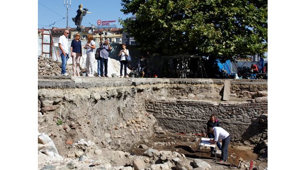 Столичният кмет Йорданка Фандъкова разгледа разкопките под пл. “Св. Неделя”.