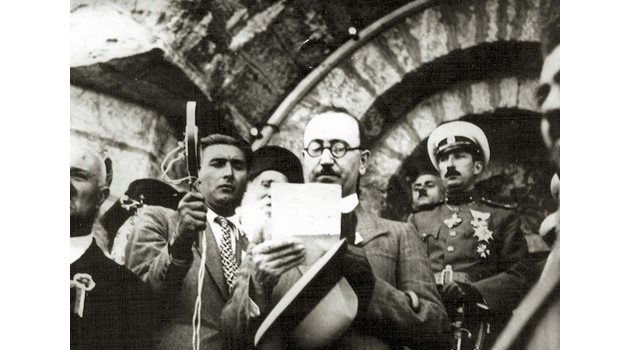 Цар Борис ІІІ и министър-председателят Кимон Георгиев на тържественото откриавне на Паметника на свободата.