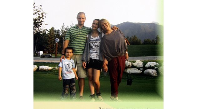 Семейна снимка, направена преди години - Векилска с мъжа си Симеон Колев и децата им Габриела и Момчил