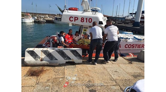 Момент от спасяването на българина на Порто Торес СНИМКА Италианска брегова охрана



