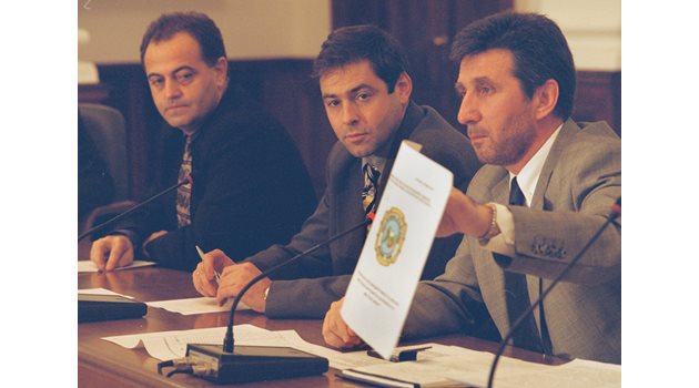 Ген. Атанас Атанасов (вляво) и ген. Кирил Радев (вдясно) дават нарочна пресконференция в МС на 15 декември 1999 г. за доклада за корумпираните във властта.