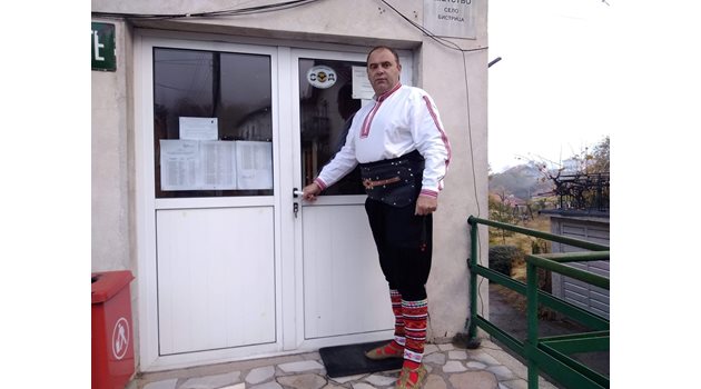 Кирил Огненски пред кметството на село Бистрица