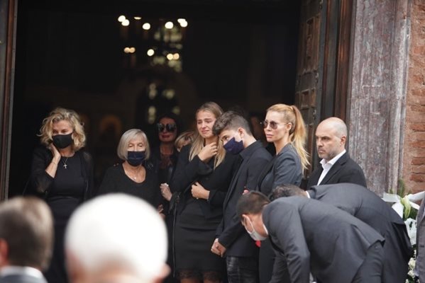 Семейството изпраща ковчега с тленните останки на Христо Сираков