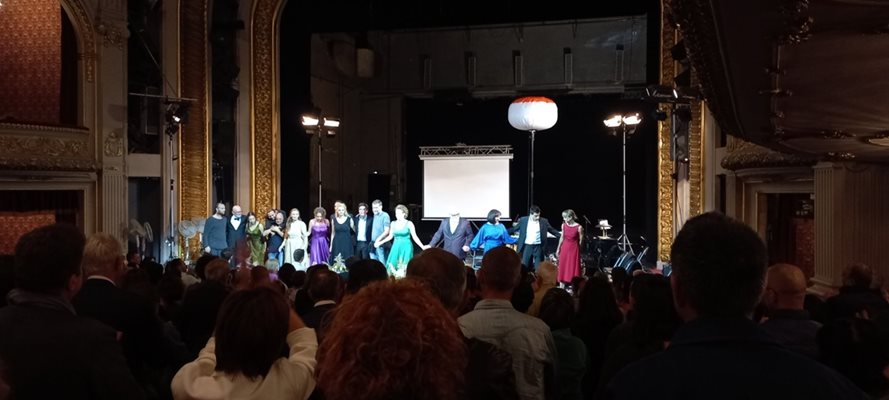 Актьорите на сцената на Народния театър след премиерната постановка "Орфей"