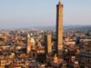 Рушат се историческите наклонени кули в Болоня (Видео, снимки)