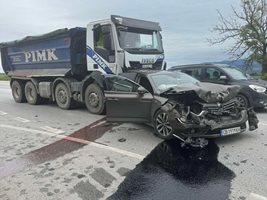 Автомобилът на кмета след удара от камиона.

Снимки: община Кричим