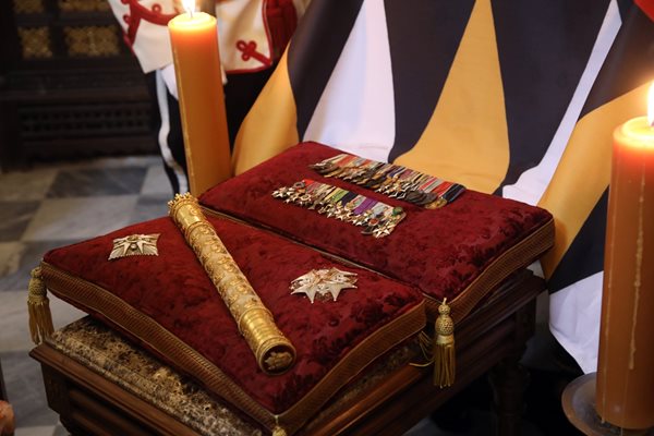 Пред ковчега на възглавници от червено кадифе със златни ширити бяха положени фелдмаршалският жезъл на цар Фердинанд и всичките му ордени и медали.