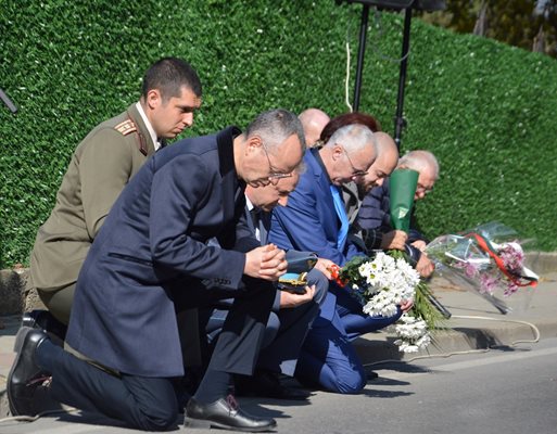 С панихида, военен ритуал, полагане на венци и цветя в Благоевград беше почетена паметта на 581 офицери и войници. СНИМКИ: Община Благоевград