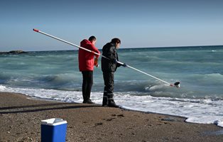 Взеха проби от морската вода край село Дуранкулак заради петролния разлив в Керченския проток