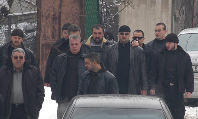 Най-внушителна гледка от яки мъже с дебели вратове и облечени в черно се вижда на погребенията на поредния екзекутиран бос. На снимката - погребението на Стоил Славов.
