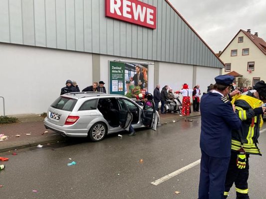 Kолата се вряза в карнавално шествие в германския град Фолкмарзен СНИМКИ: РОЙТЕРС