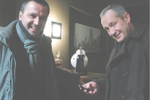 Илиян Джевелеков (вляво) и Христо Шопов очакват премиерата на Love.net
СНИМКА: АРХИВ НА ФИЛМА
