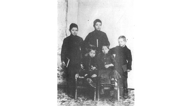 СЕМЕЙСТВО: Петимата синова на Райна Княгиня - Иван (най-големият в средата), Георги (вляво), Петър (вдясно), отпред са Владимир и най-малкият Асен